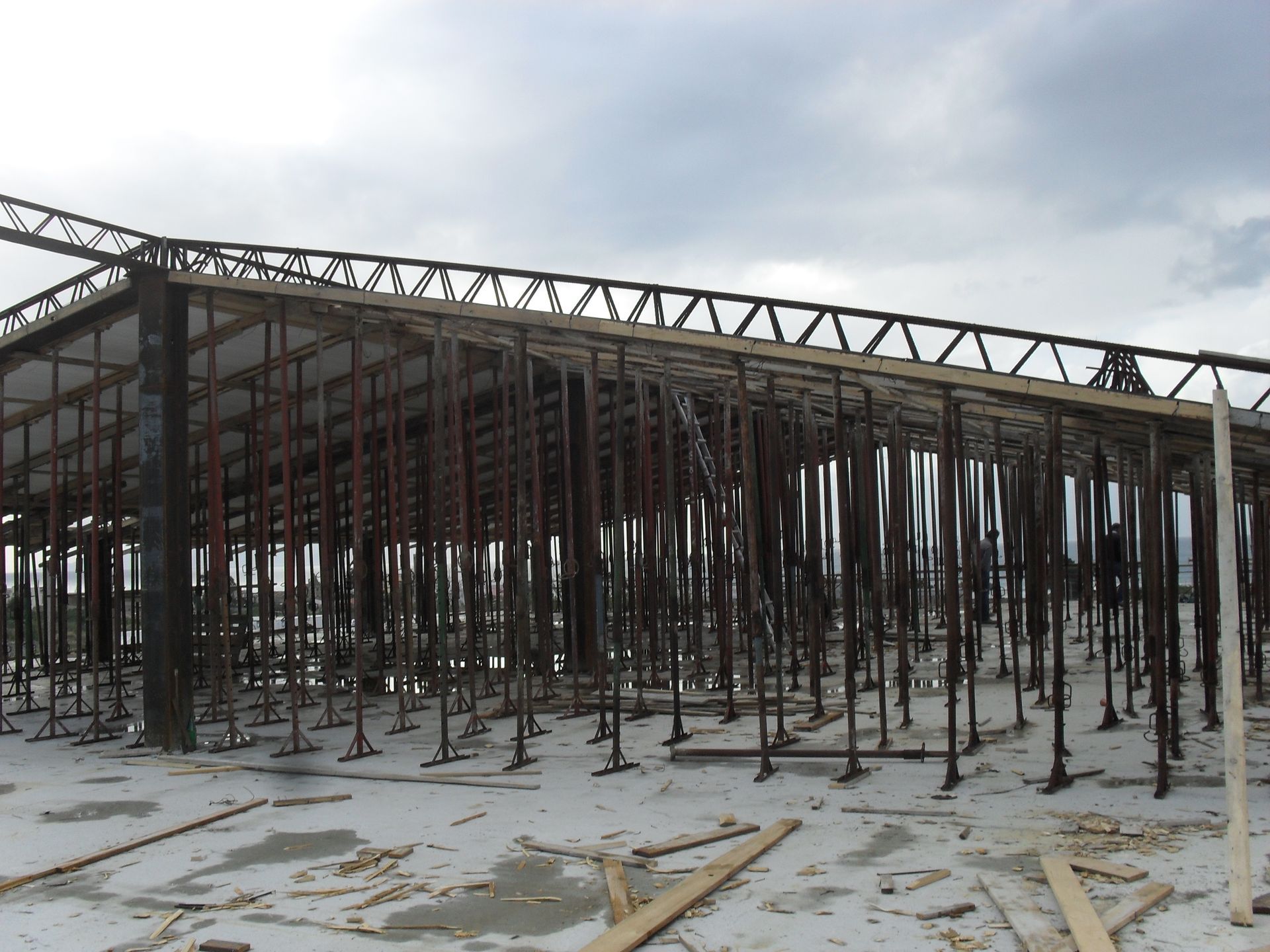 Un edificio in costruzione con molte impalcature