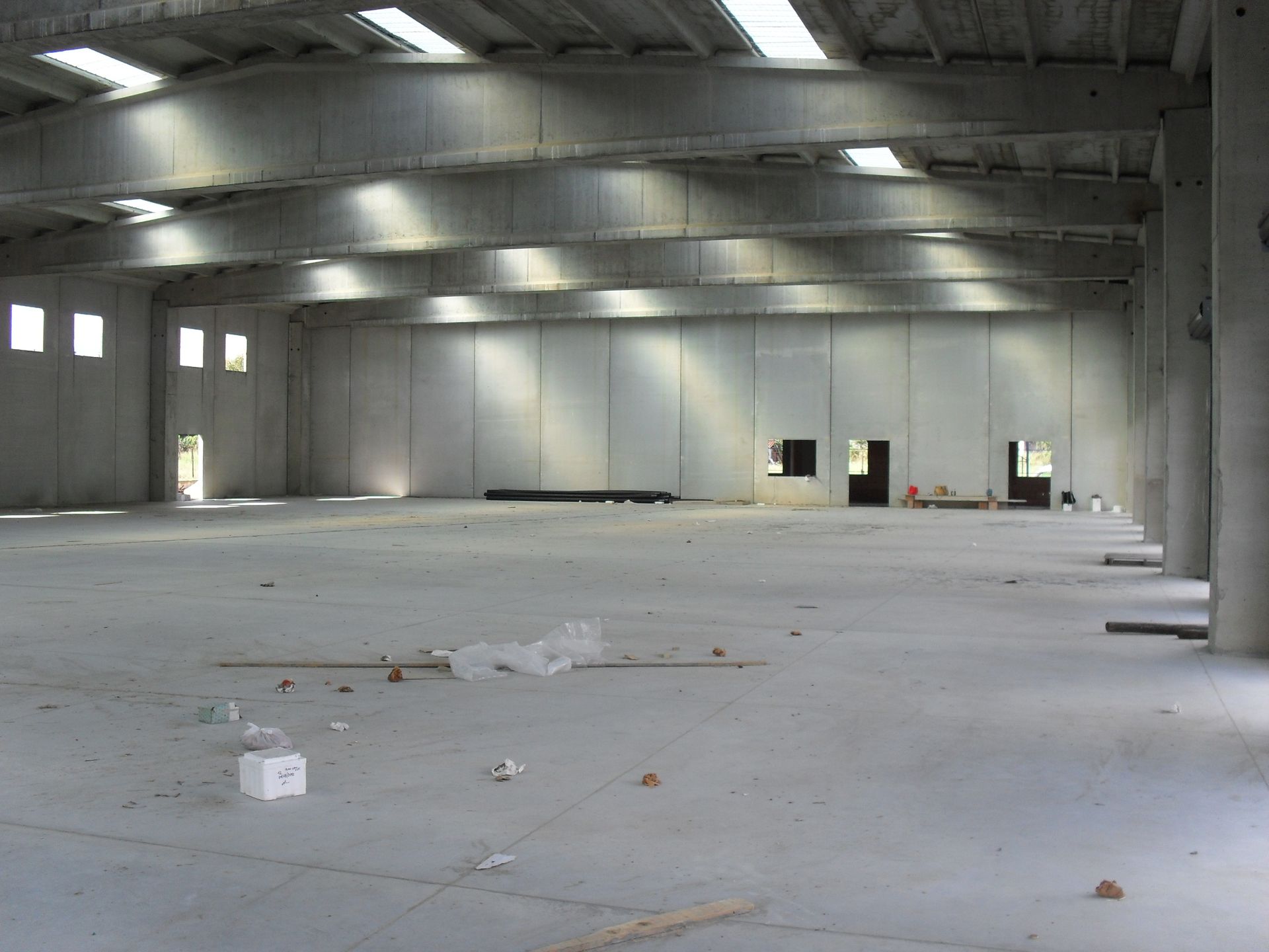 Un grande magazzino vuoto con molte finestre