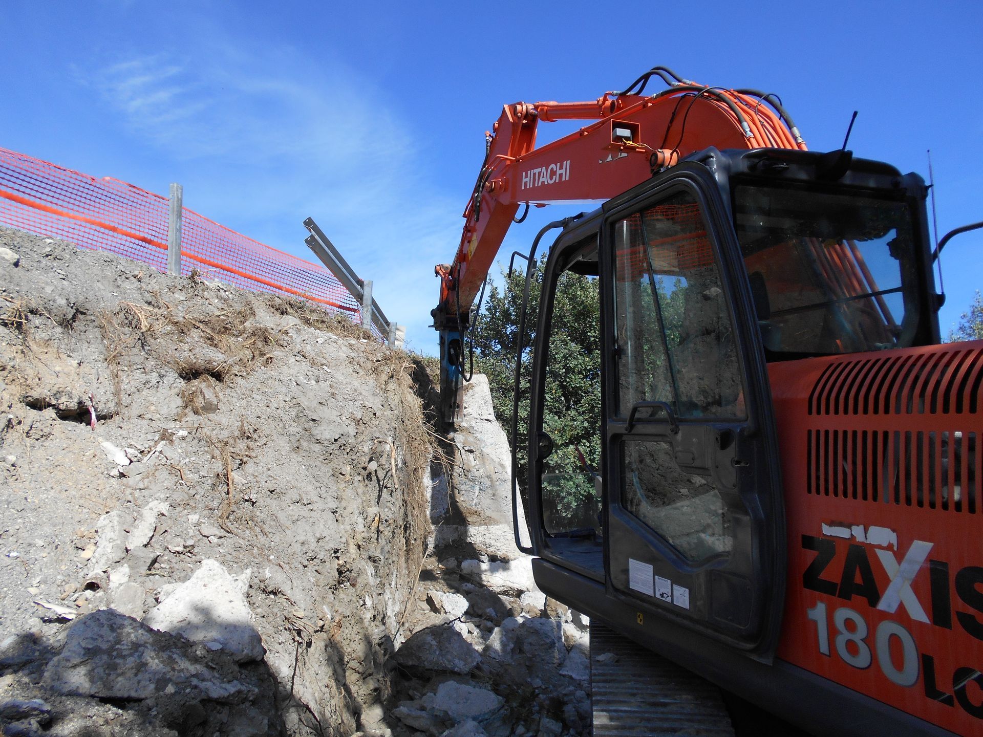 Un escavatore Hitachi sta scavando una buca nel terreno