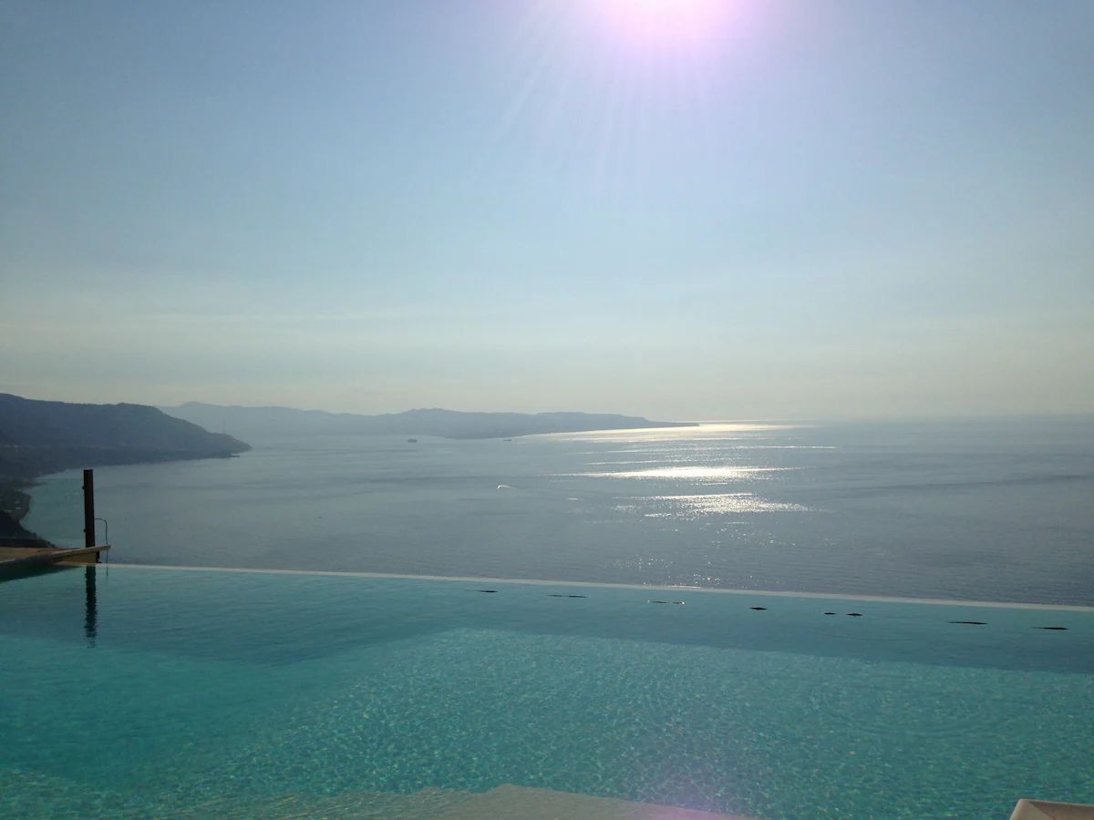 Una piscina con vista sull'oceano