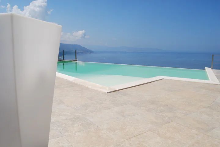 Una grande piscina con vista sull'oceano.