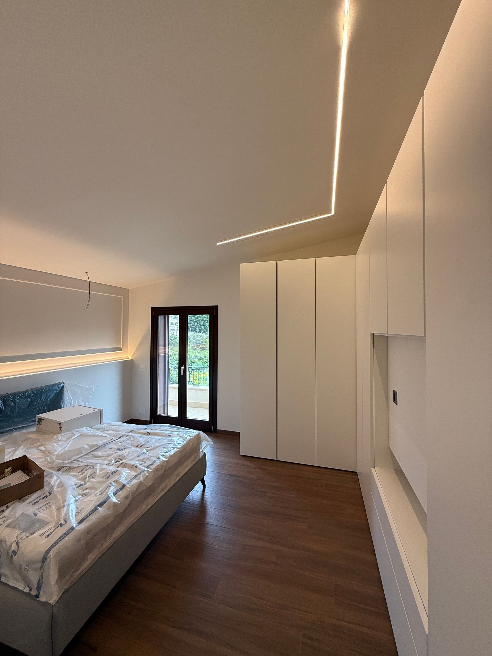 Una camera da letto con un letto grande e pareti bianche