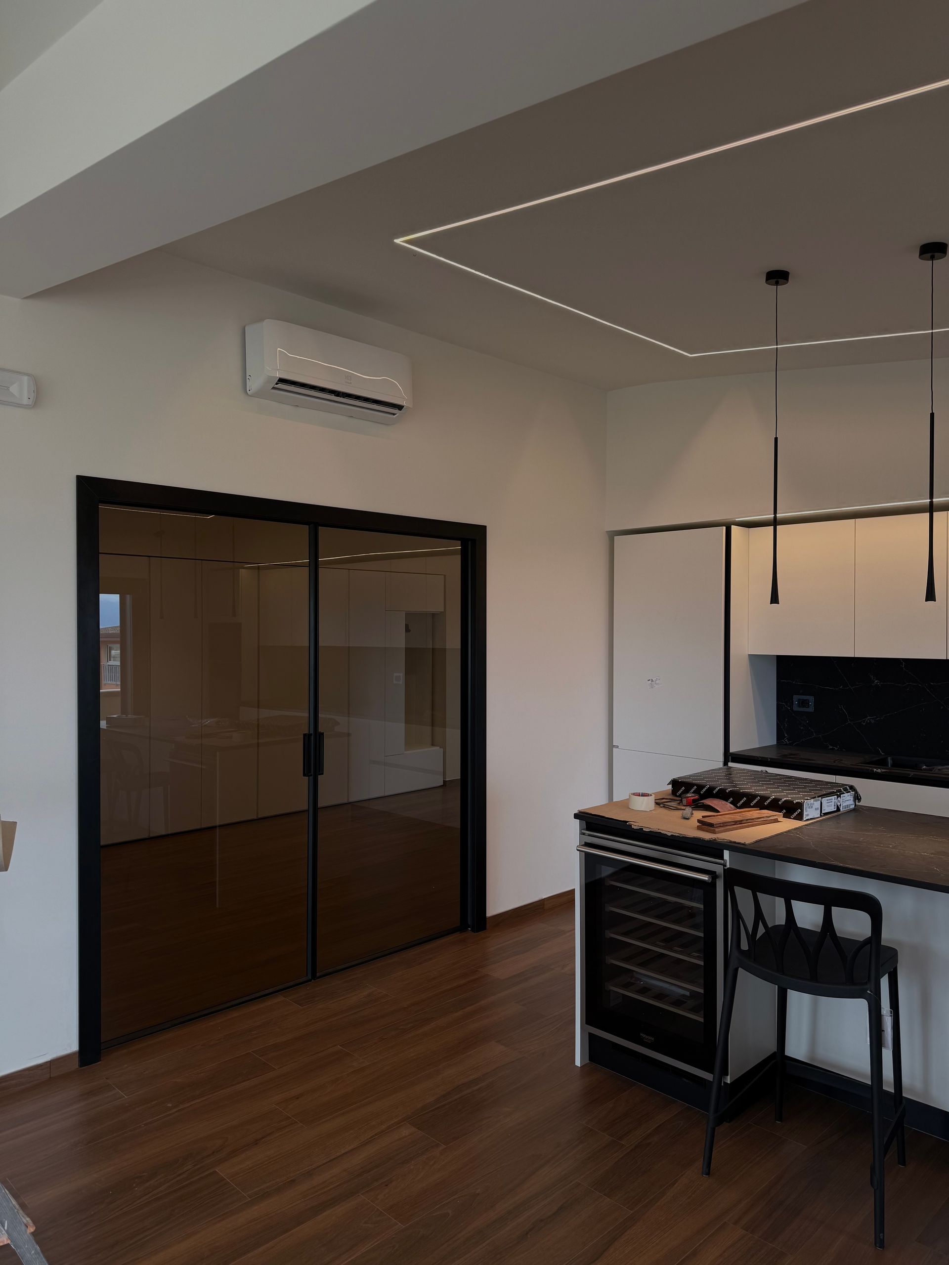 Una cucina con pavimenti in legno e porte scorrevoli in vetro