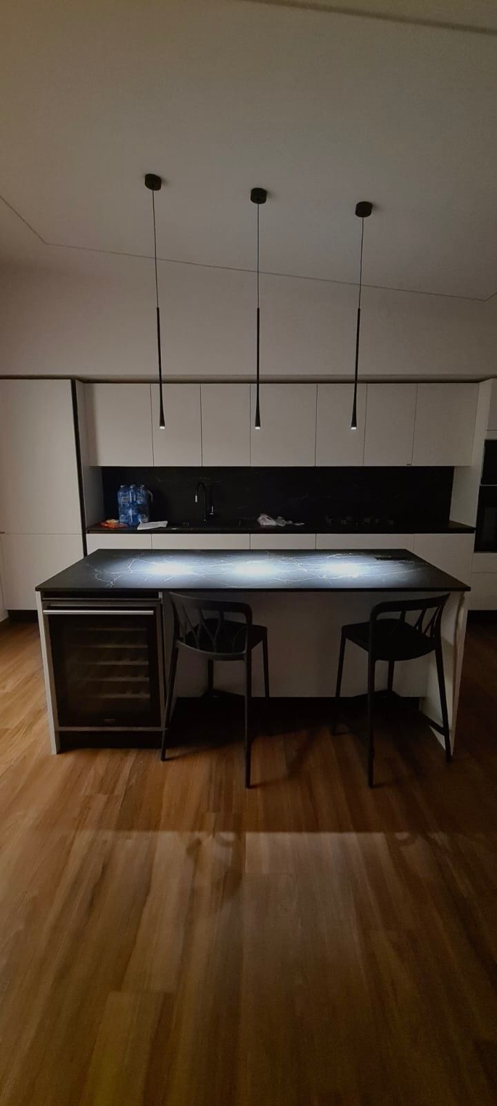 Una cucina con una grande isola al centro della stanza.