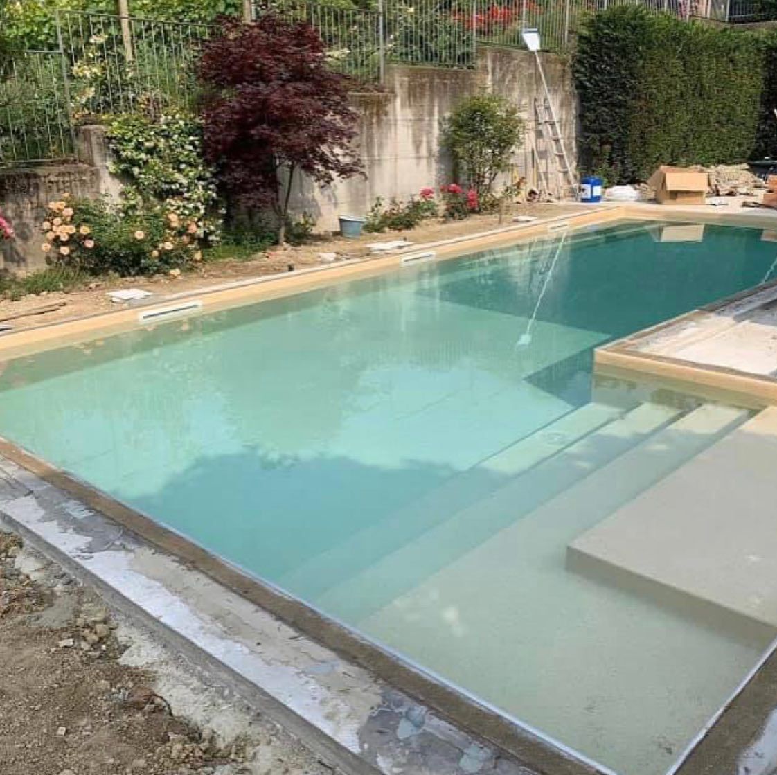 In un cortile sul retro è in costruzione una grande piscina.