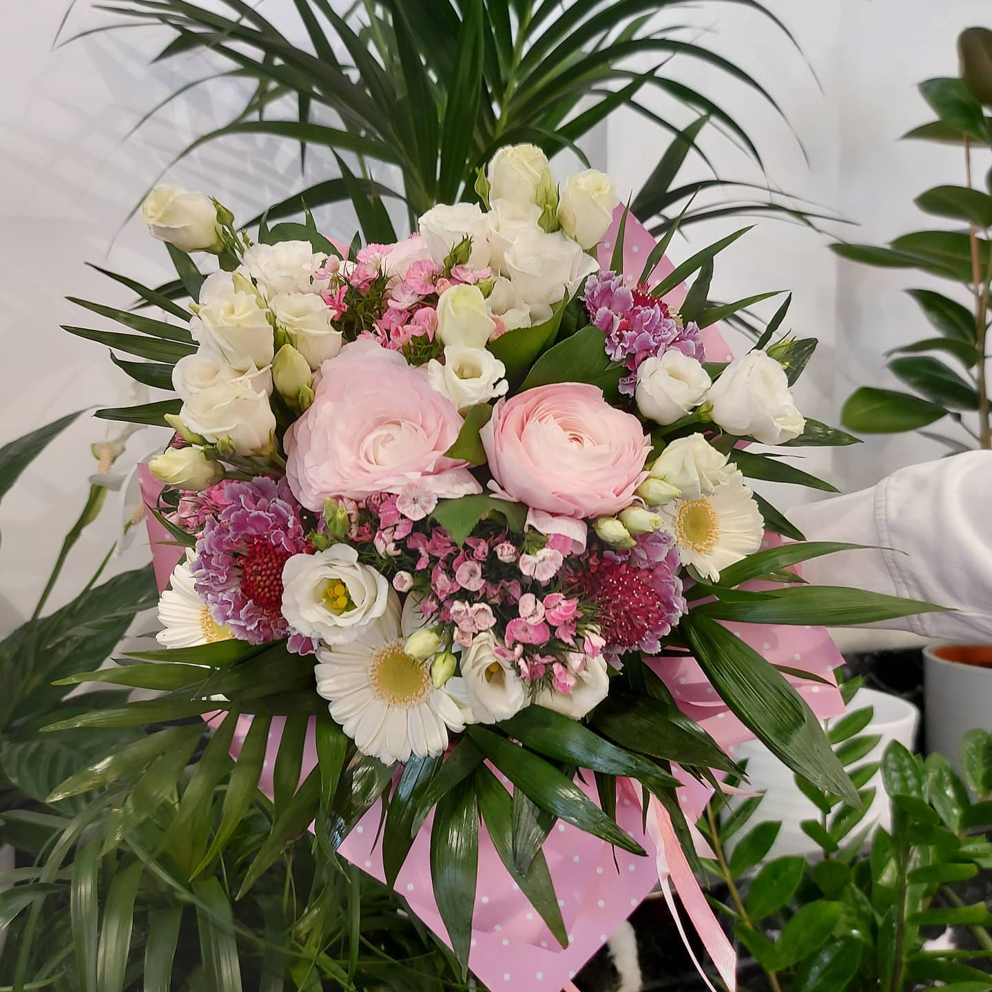bouquet con fiori bianchi e rosa