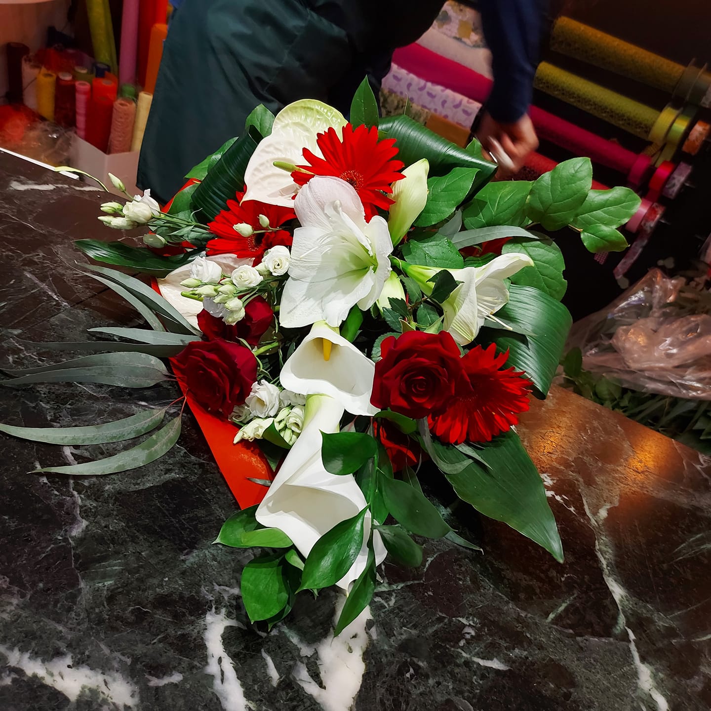 bouquet con fiori bianchi e rossi