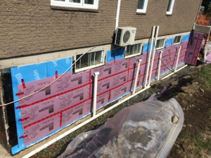 Un bâtiment en briques avec beaucoup d'isolation