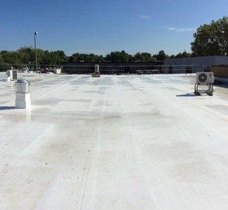 Un toit blanc avec quelques climatiseurs dessus.