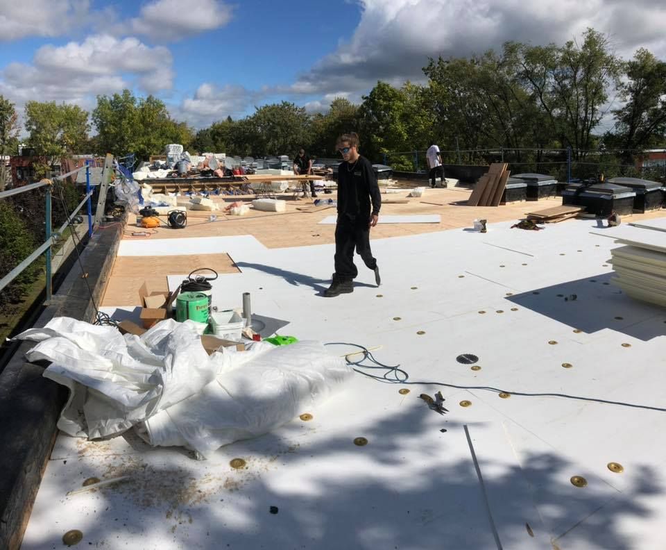 Un homme debout au sommet d'un toit blanc