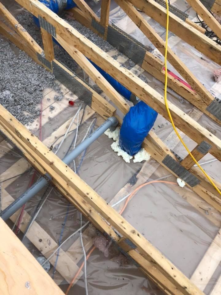 Un sac bleu est posé sur une structure en bois.