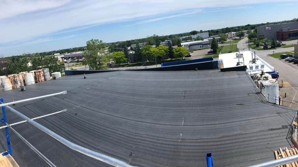 Une vue aérienne d'un toit avec une rampe de sécurité.