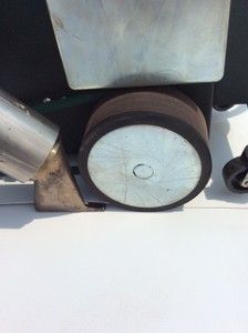 Un gros plan d'une roue sur une machine sur une surface blanche.