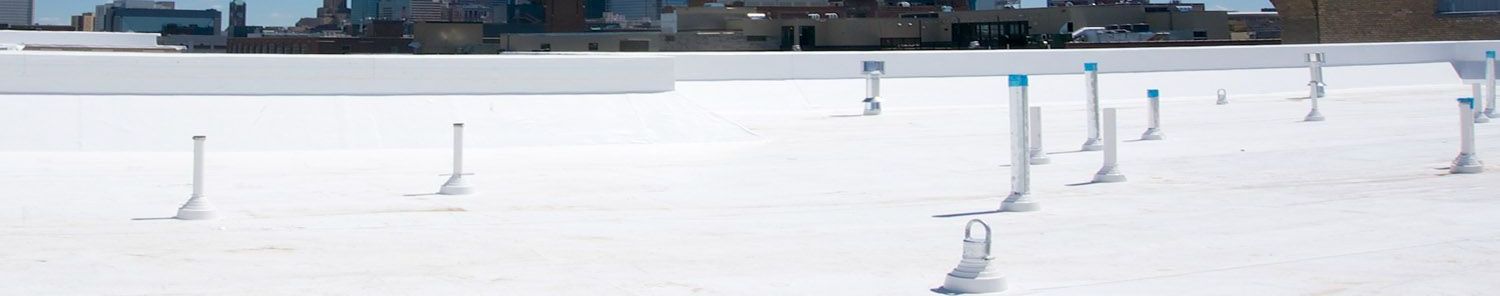 Une rangée de patins à glace est posée sur une patinoire recouverte de neige.