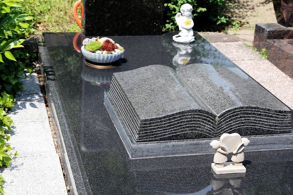 Decorazioni funebri in marmo