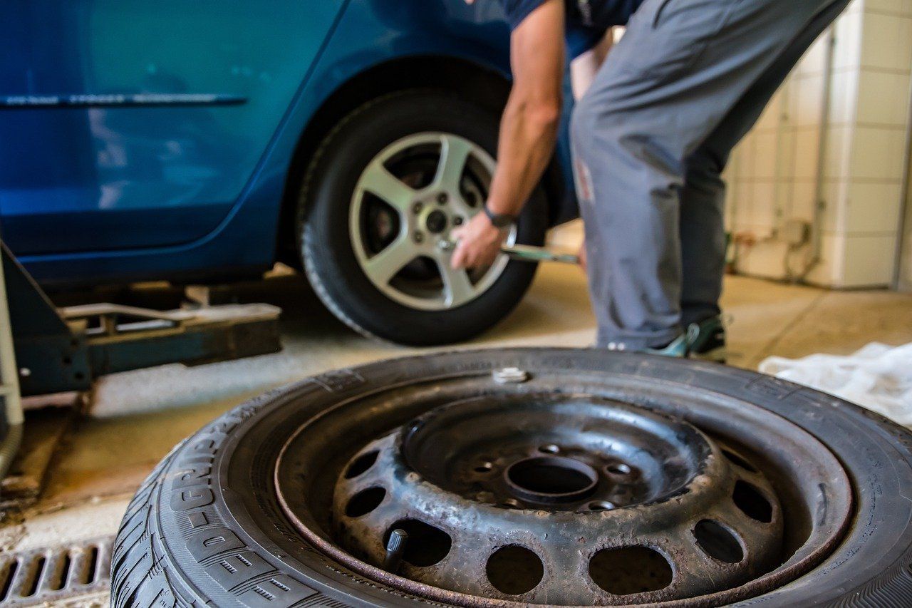 Tyre shop Townsville - changing tyres - Advantage Tyres