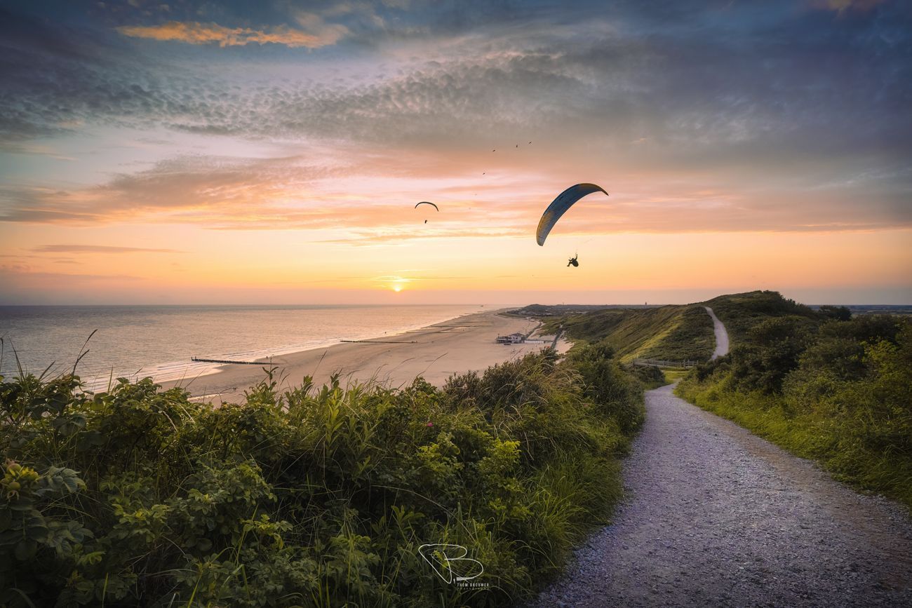 Paragliders bij zonsondergang