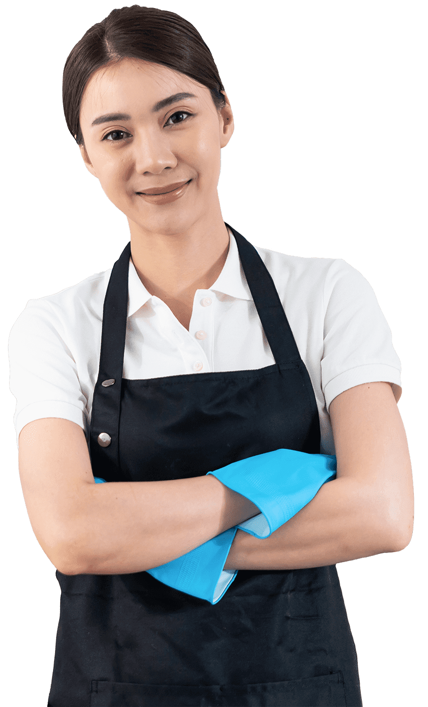 Mujer con delantal, con los brazos cruzados, sosteniendo un paño azul, sonriendo.