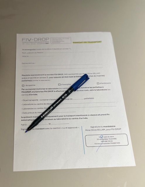 Un médecin, stéthoscope autour du cou, tient et montre un formulaire de « bon de transport » à son bureau.