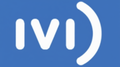 Logo IVI : Lettres blanches IVI suivies d’une parenthèse incurvée blanche sur fond bleu.