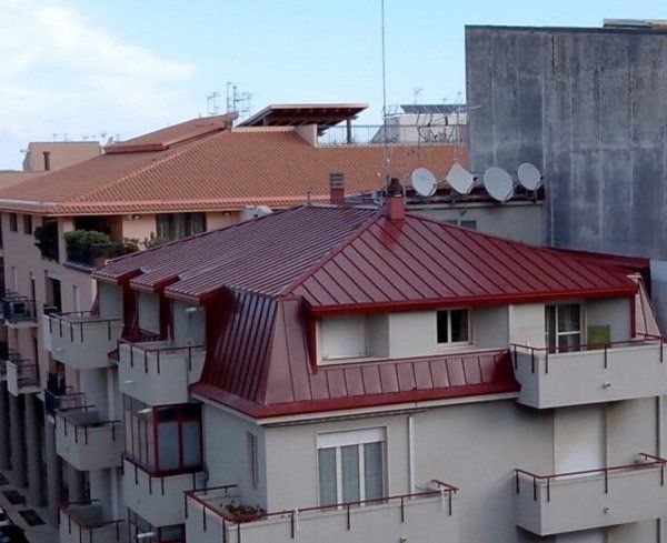 Edificio con copertura per tetto