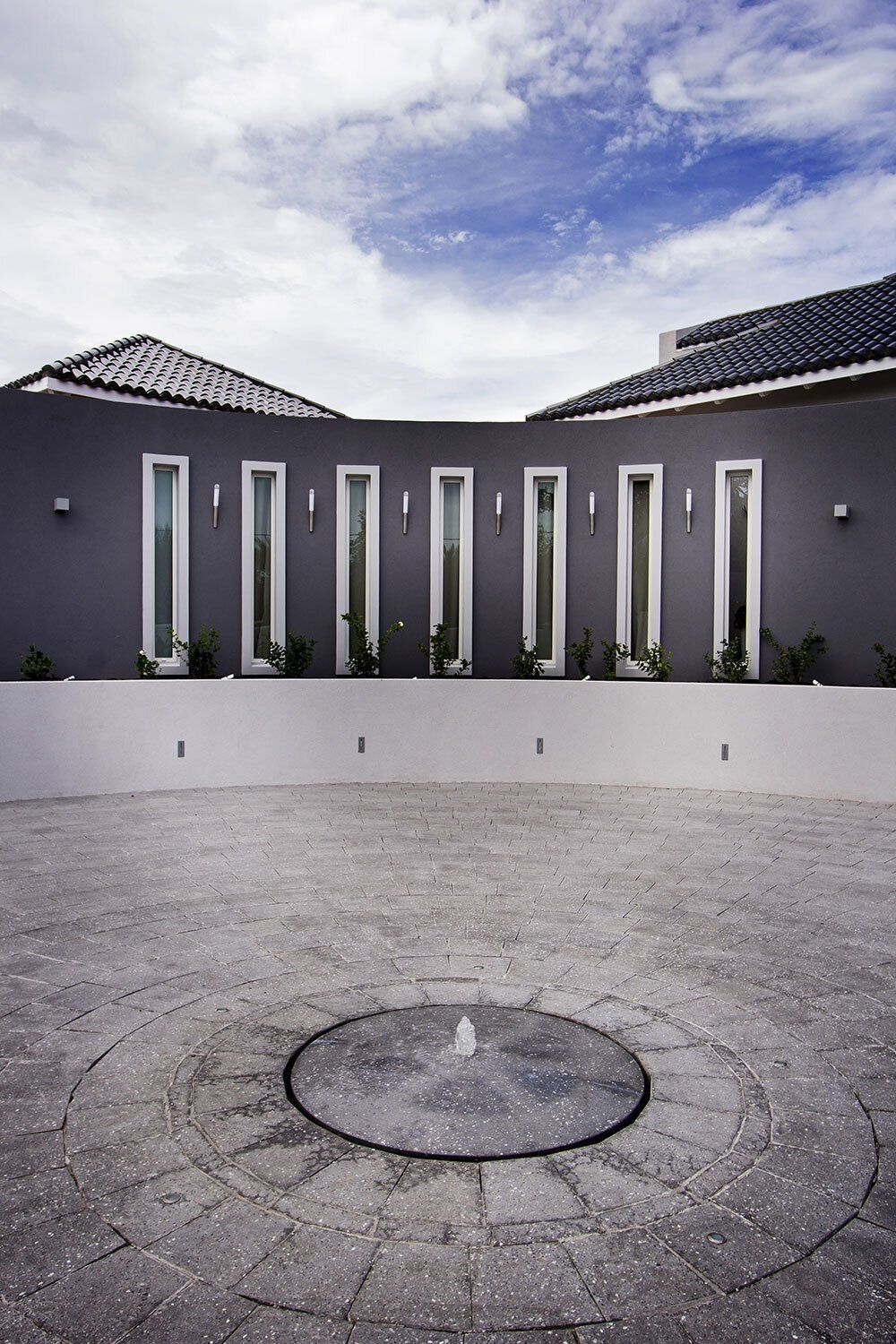 A circular area with a fountain in the middle of it