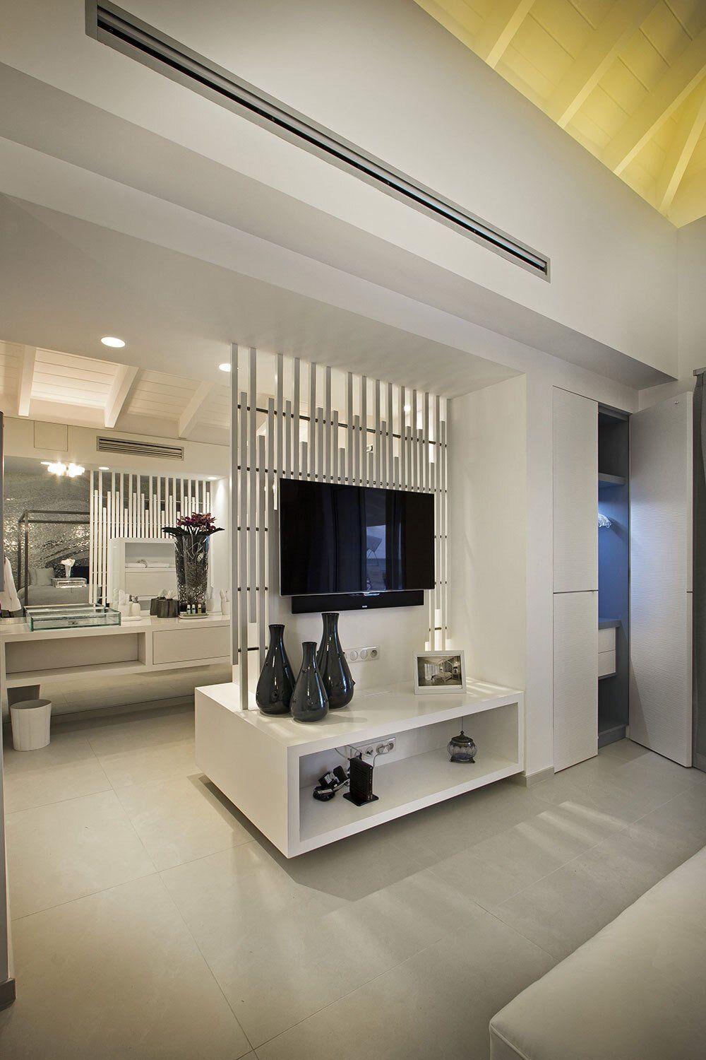 A living room with a flat screen tv on the wall.