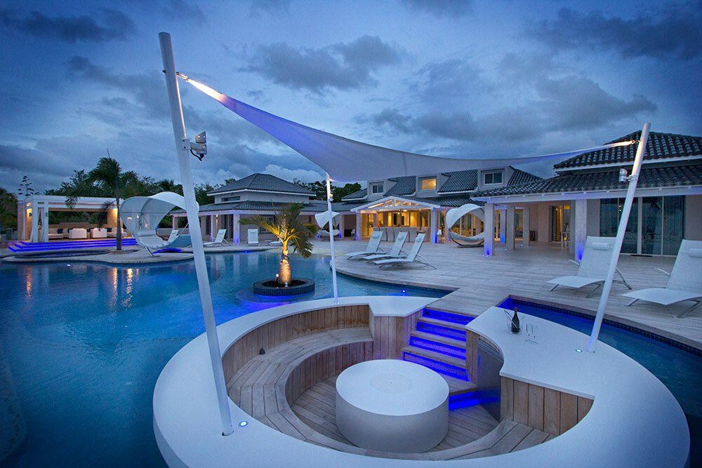 A large swimming pool with a circular area in the middle of it.