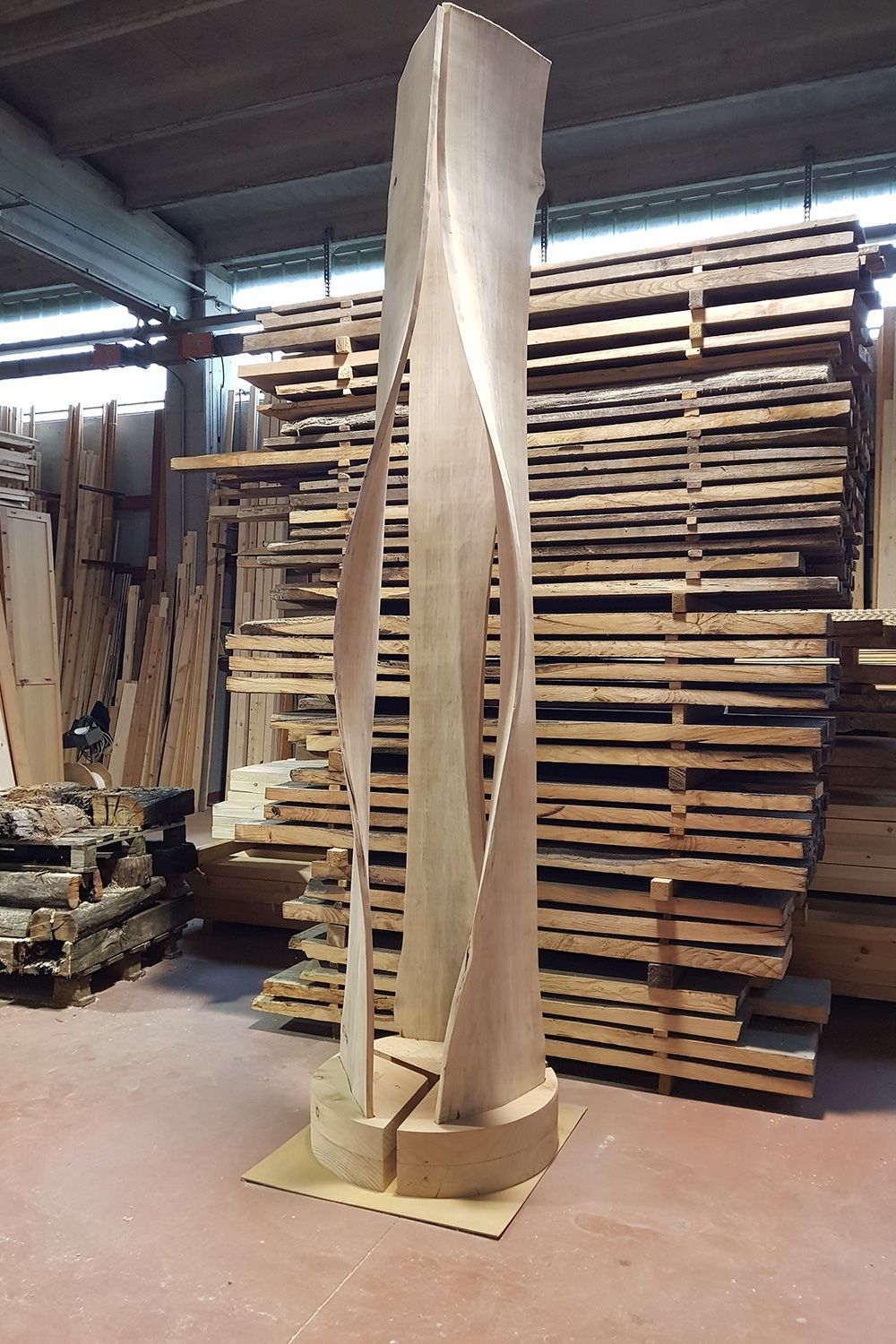 scultura alta in legno