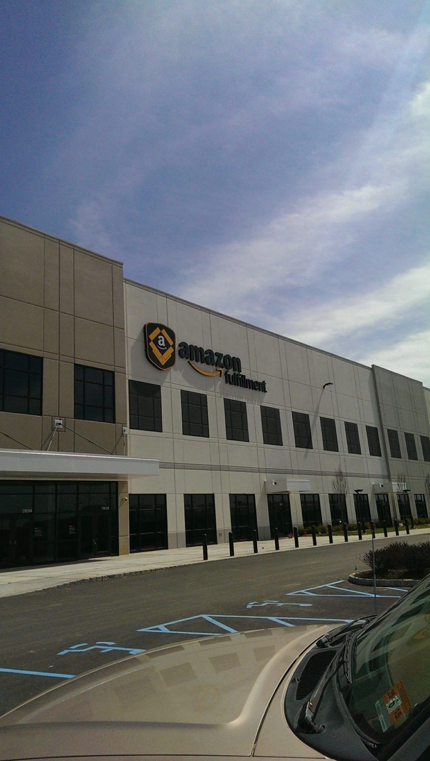 A large building with a car parked in front of it.