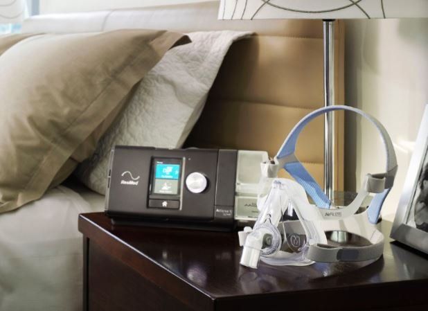 Bedside table with breathing device