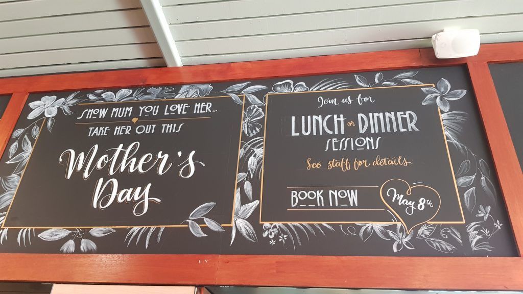 A chalkboard with the words mother 's day on it