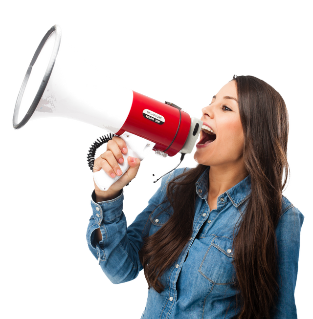 Una mujer sostiene un megáfono rojo y blanco con la boca abierta.