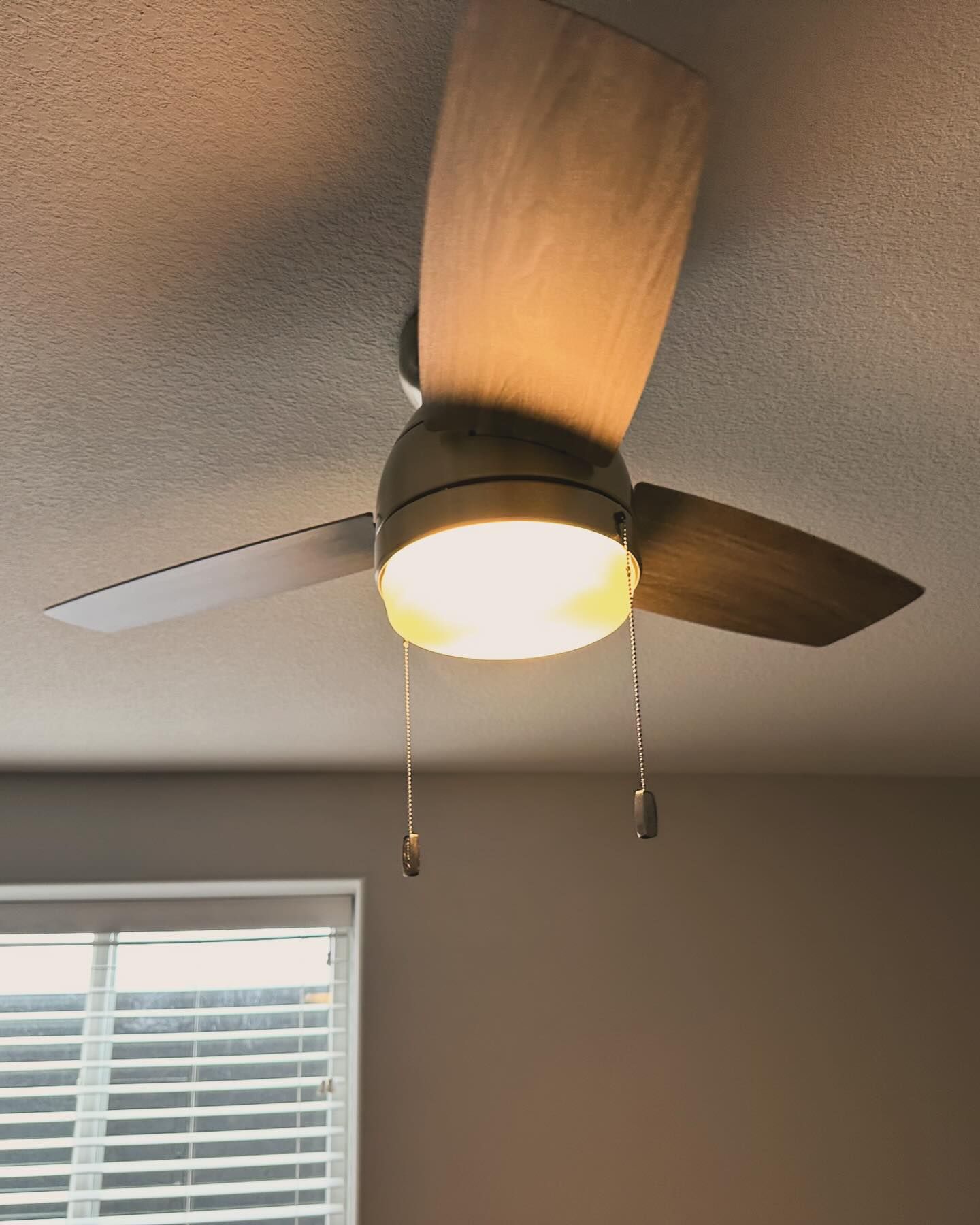 A ceiling fan with a light attached to it