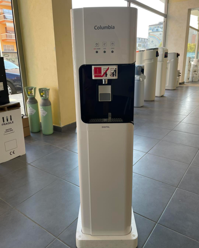 Distributore d'acqua Coravable bianco con pannello frontale blu scuro in un negozio