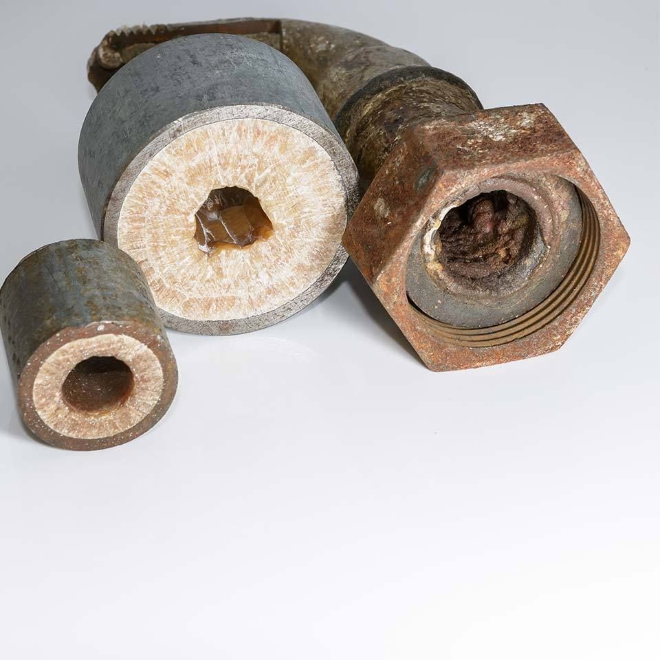 Raccordi di tubature ossidati e consumati
