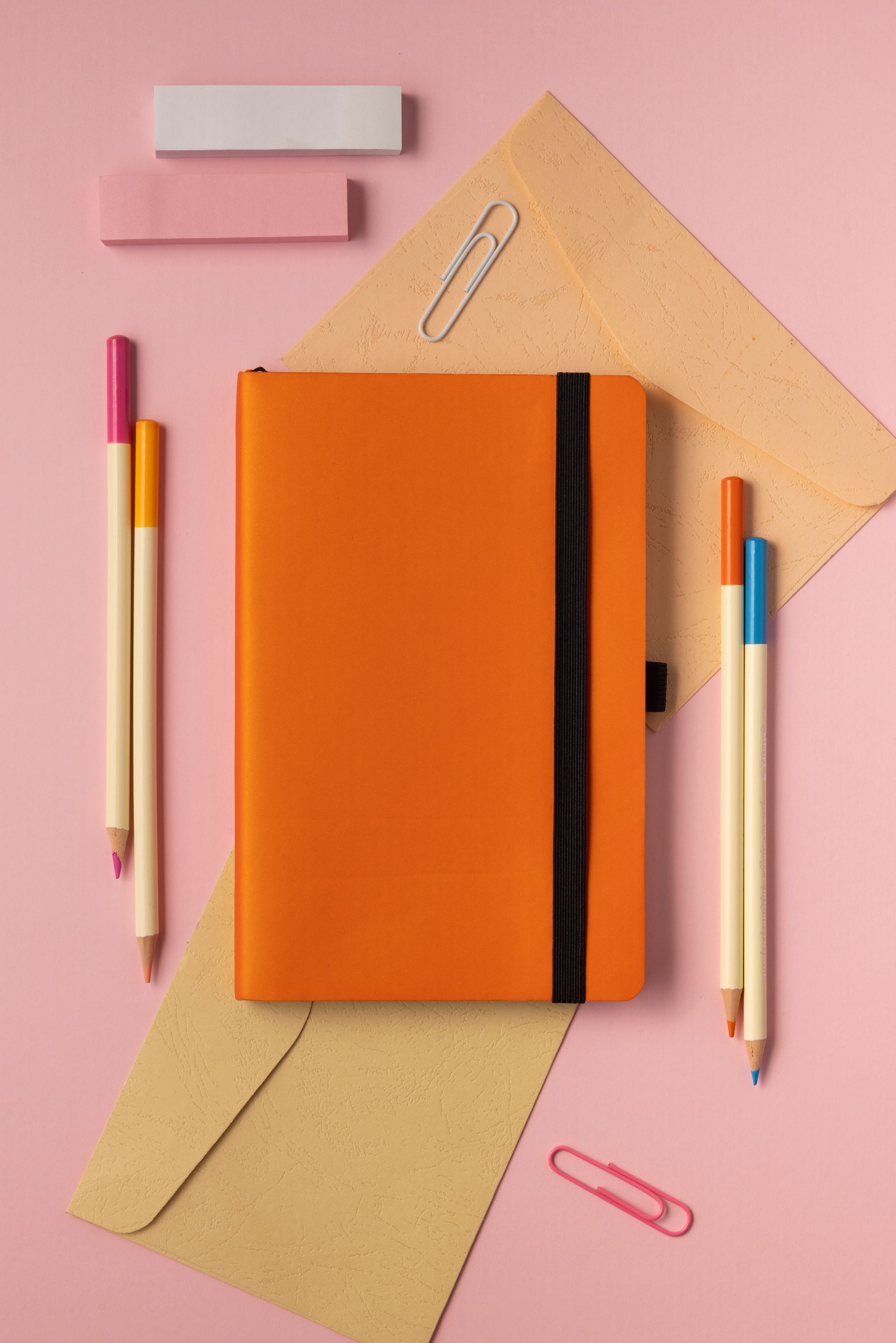 Manos sosteniendo una pequeña caja de regalo roja con un lazo, sobre una superficie de color claro.