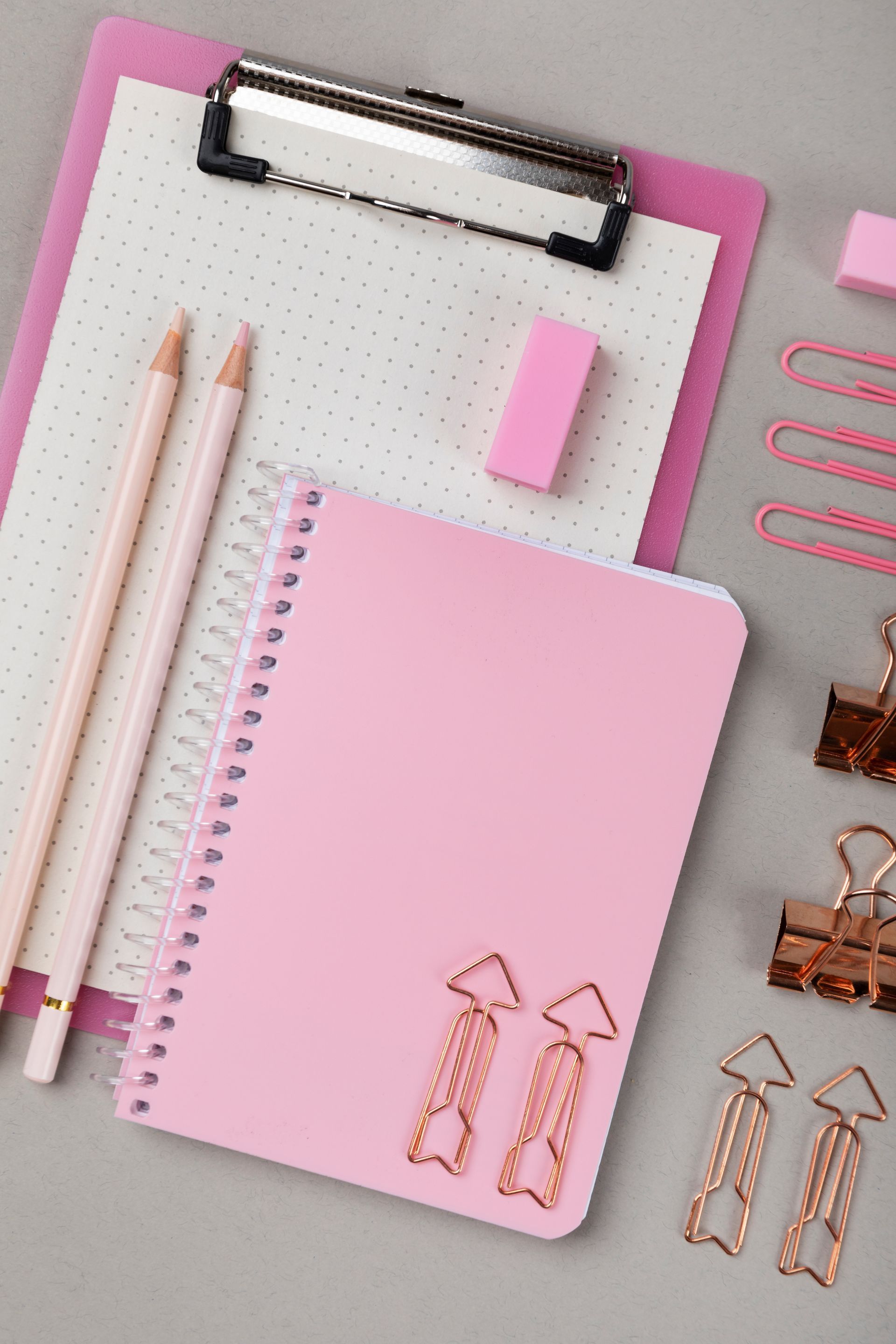 Útiles escolares variados, incluidos lápices, cuadernos, tijeras, una calculadora y chinchetas