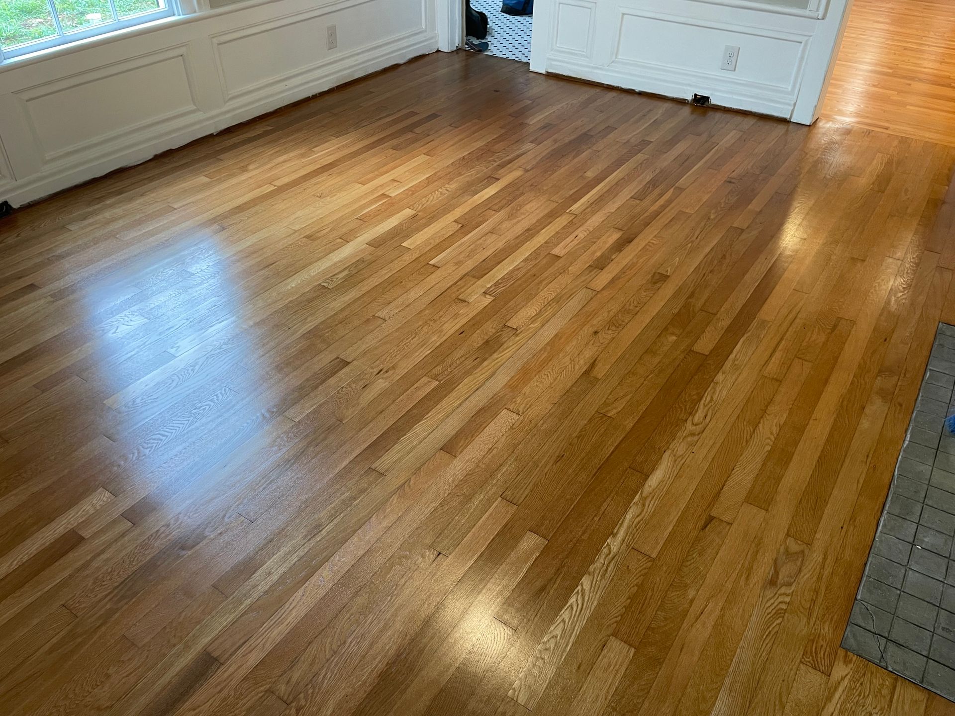 A living room with hardwood floors and a fireplace.