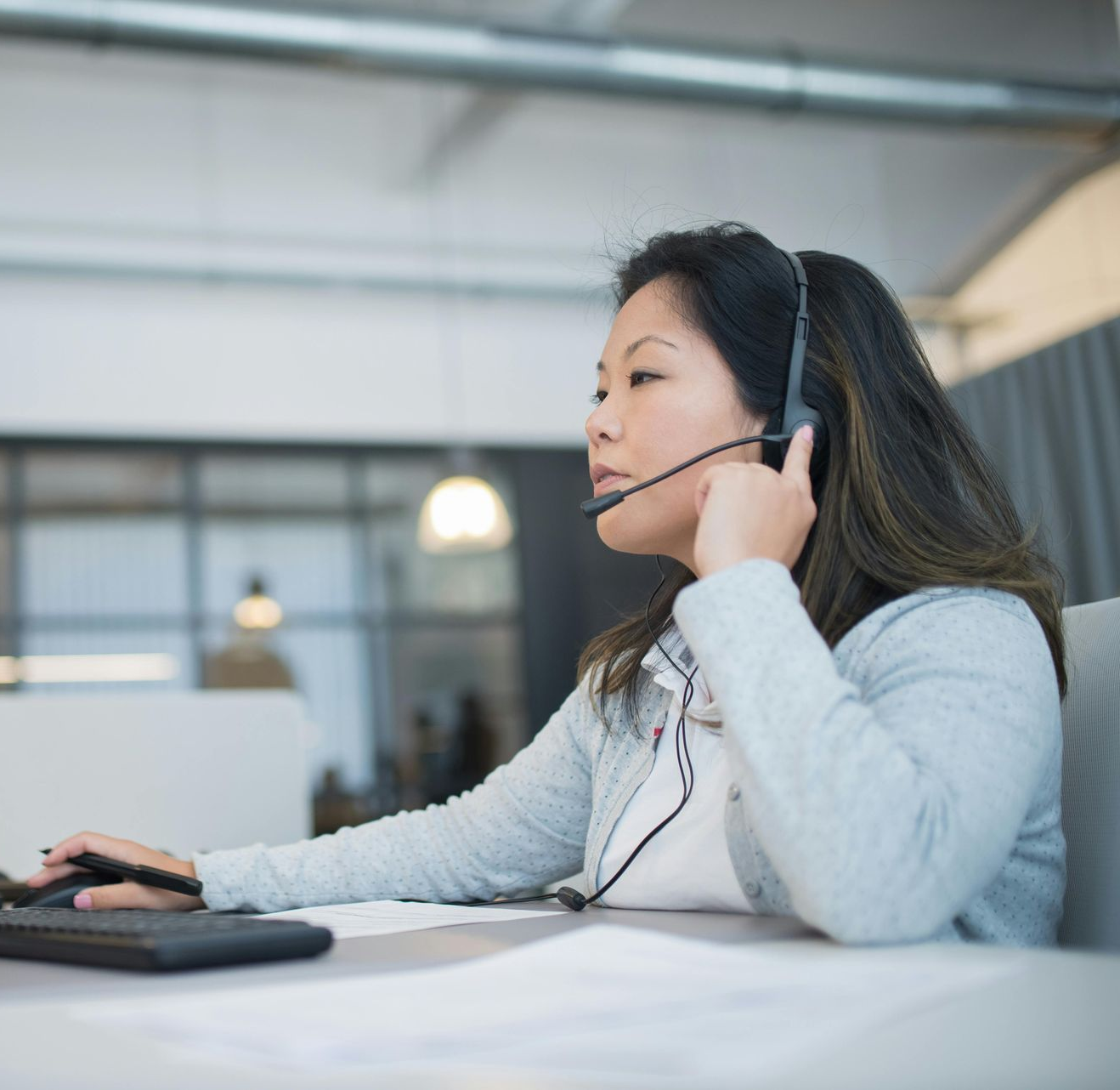 Mão segurando cartão