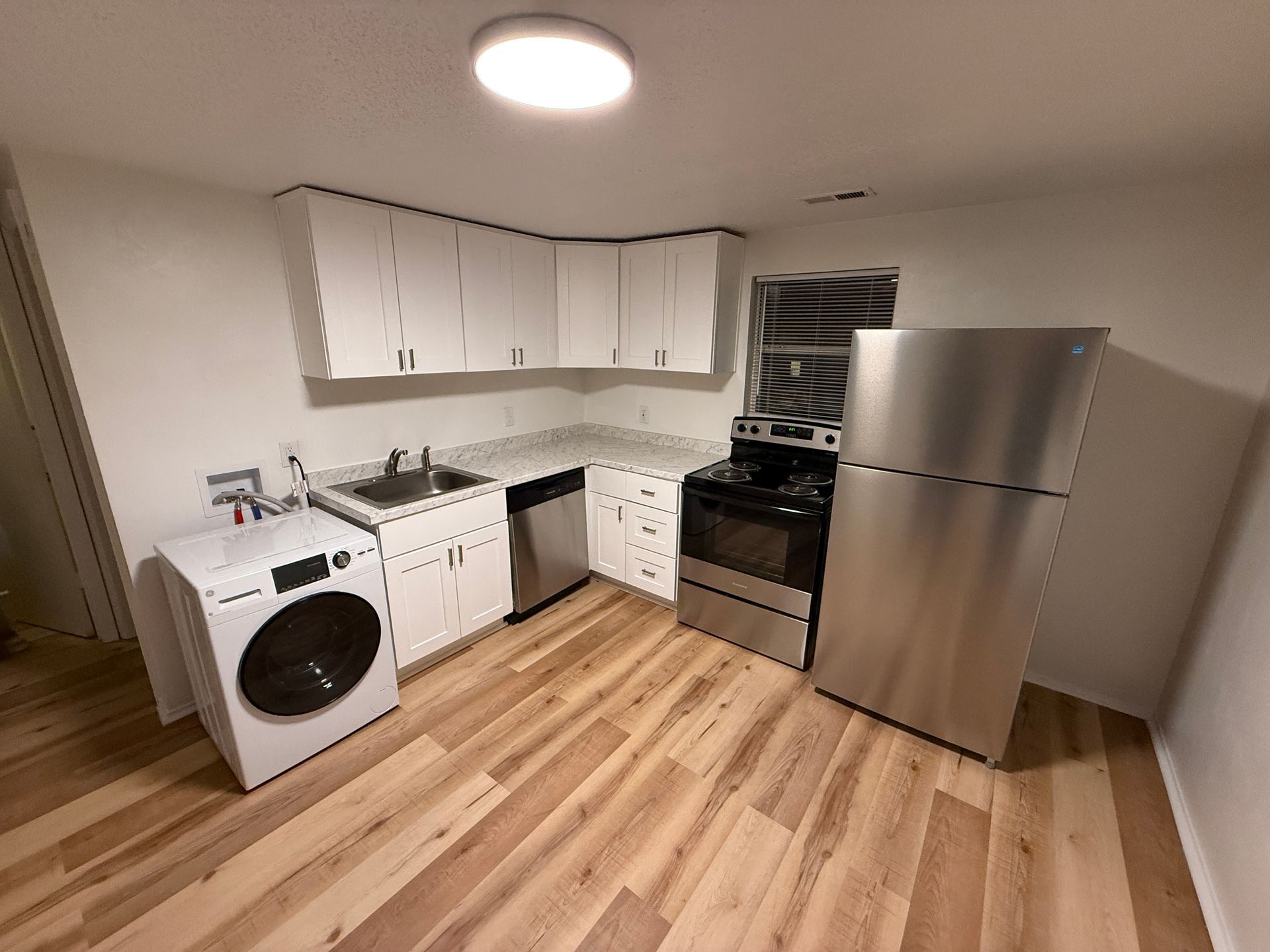 New renovated unit with wash dryer 