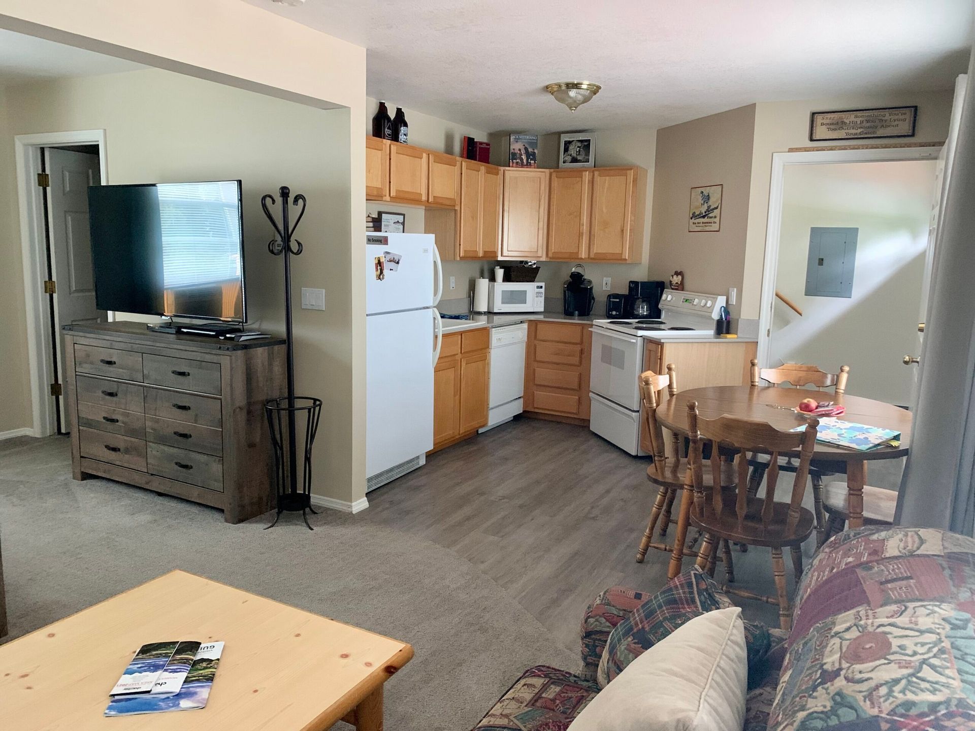 A living room filled with furniture and a kitchen