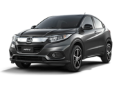SUV Honda HR-V cinza escuro estacionado, vista em ângulo. Detalhes prateados, rodas pretas, vista diurna.