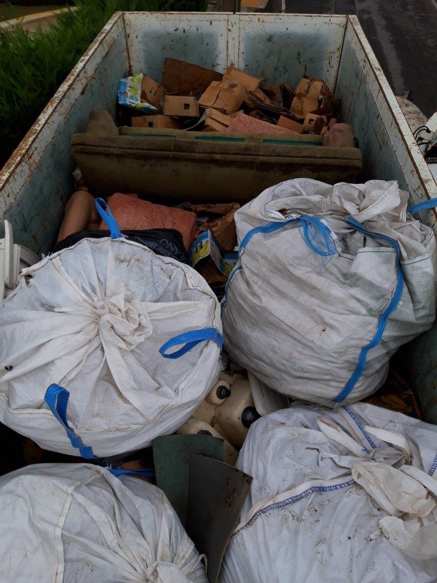 rifiuti su container scarrabile