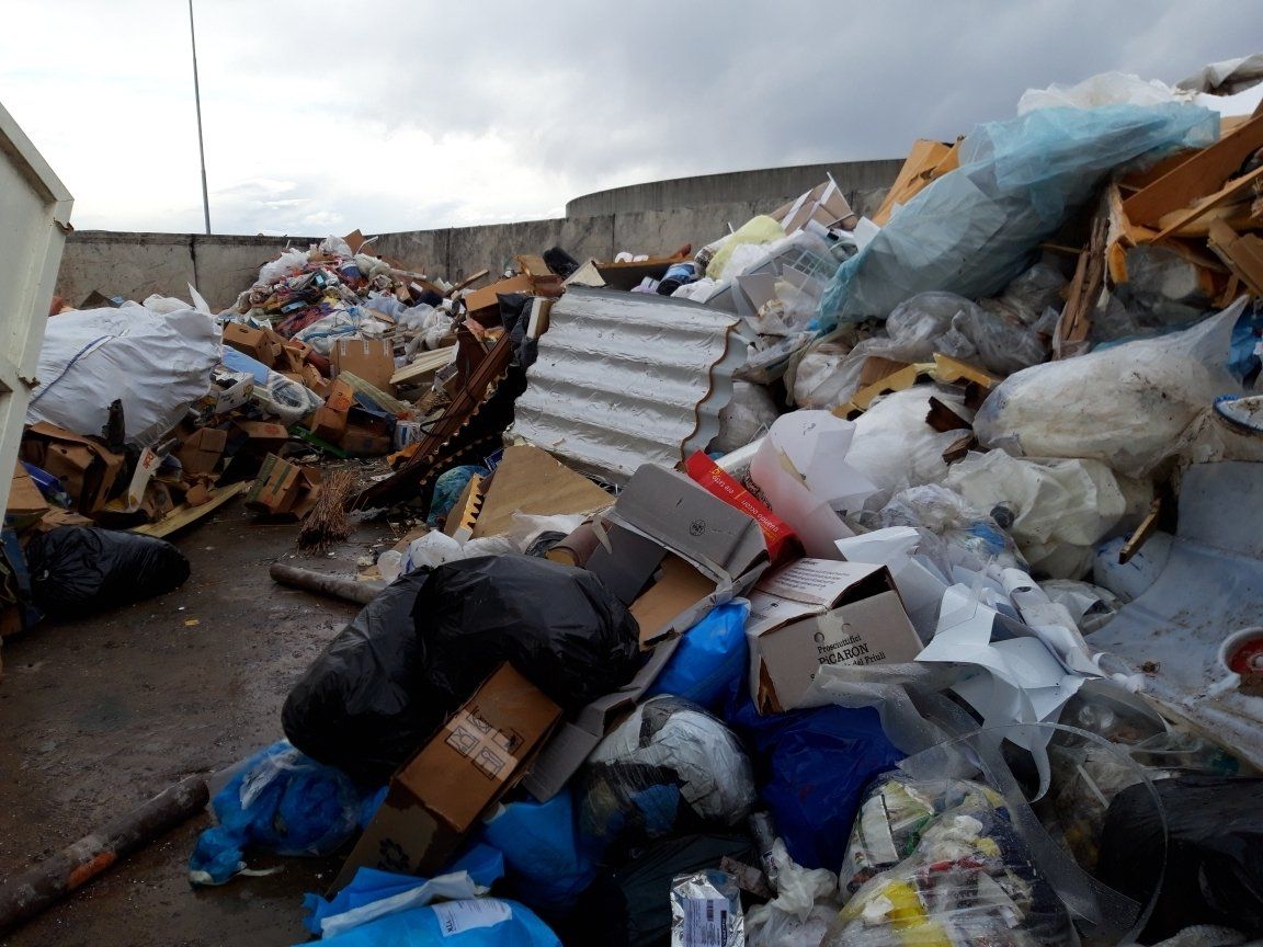 rifiuti ammassati