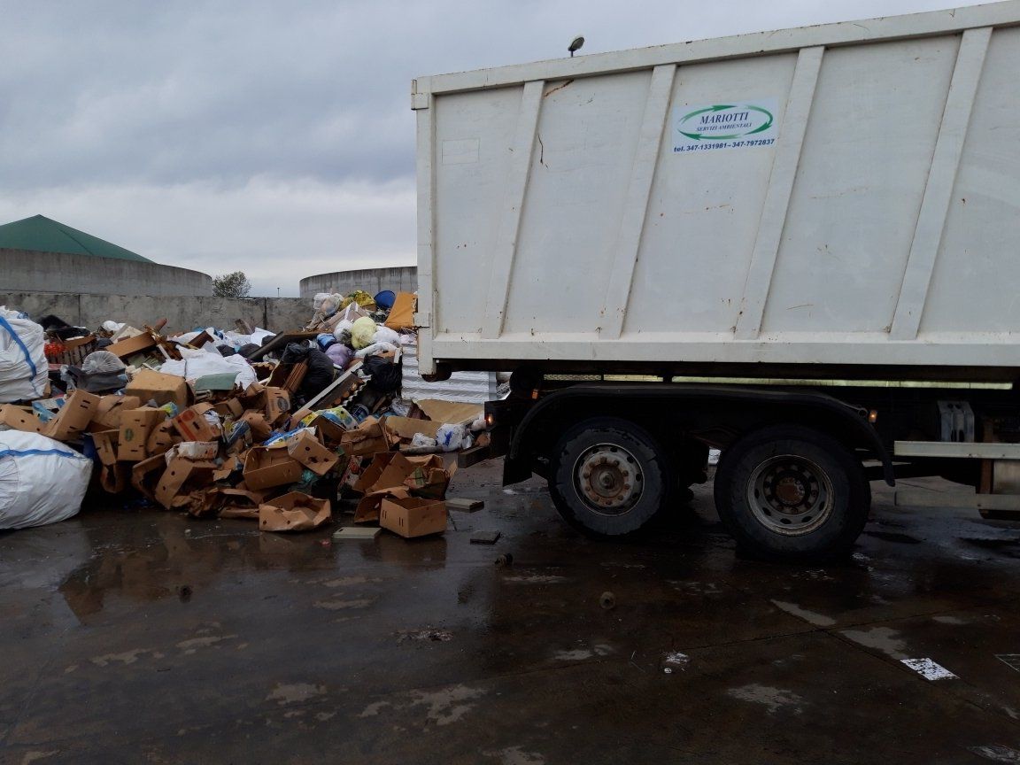 carico rifiuti su container