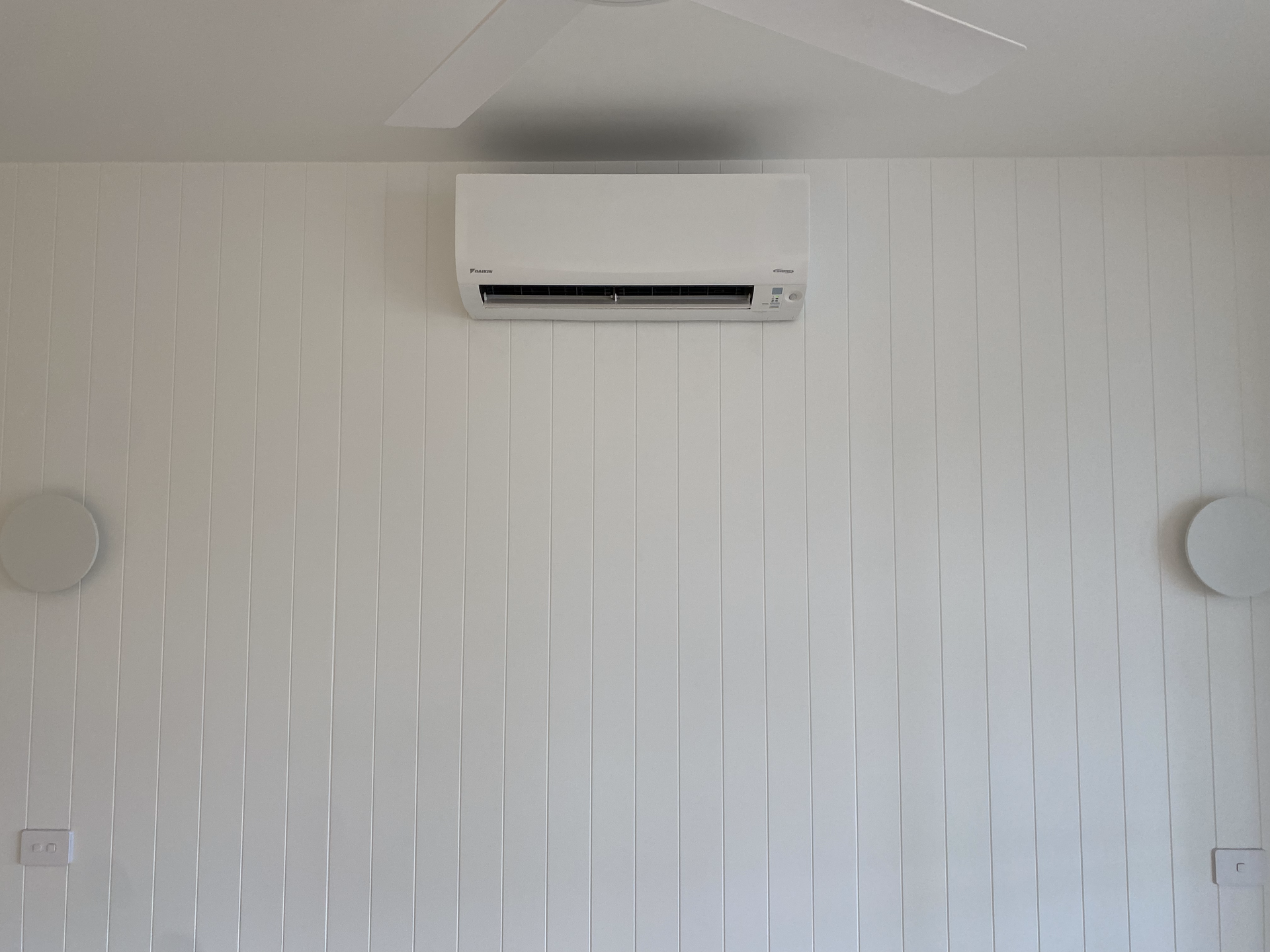 Lakeside Air & Electrical are premium installers of Daikin split system air conditioning units.