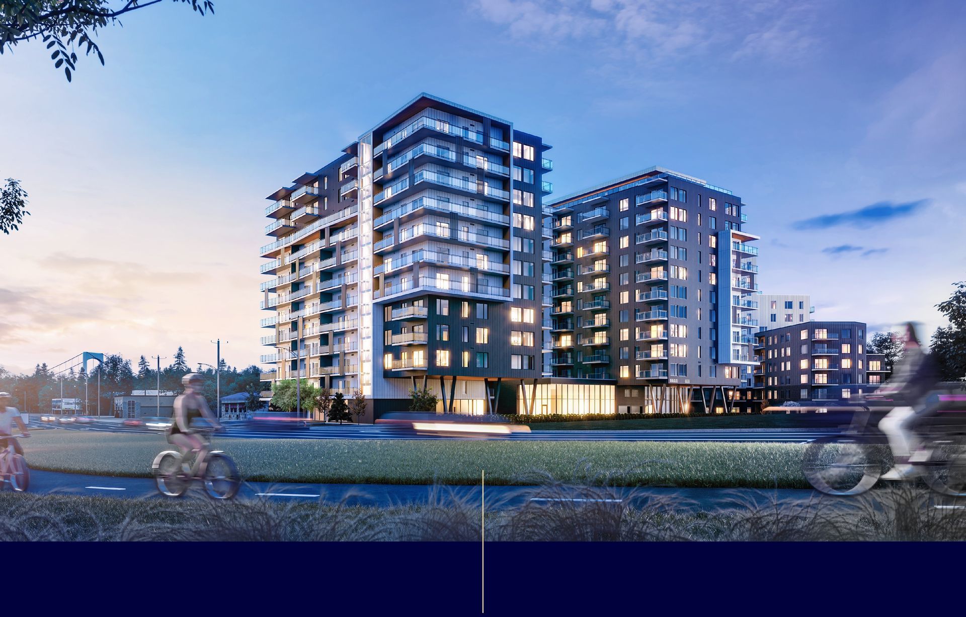 Un homme fait du vélo devant un grand immeuble.