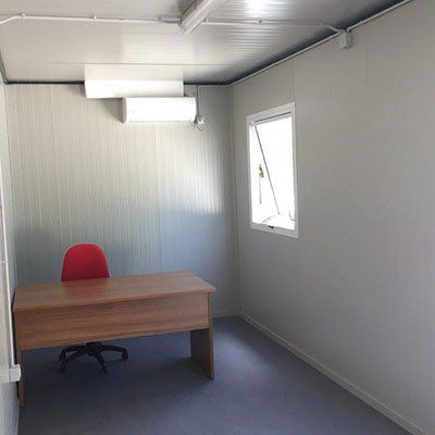 interno di un ufficio in un container