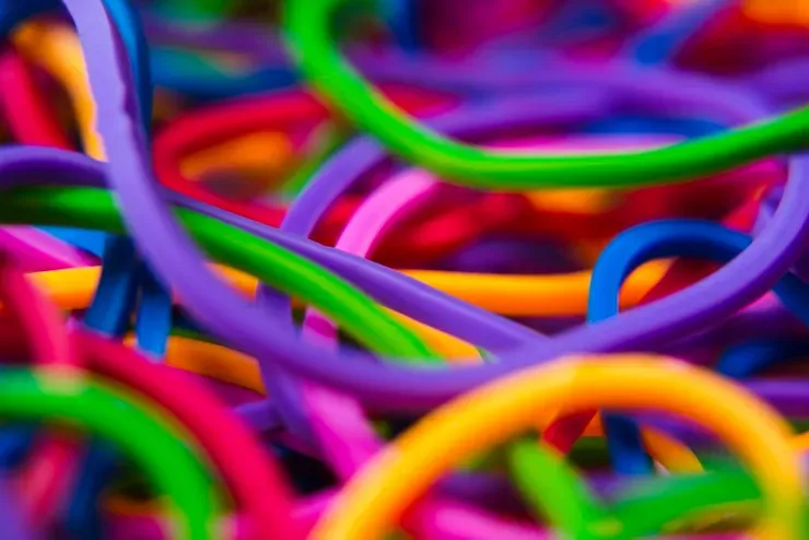 Un primo piano di una pila di elastici colorati.